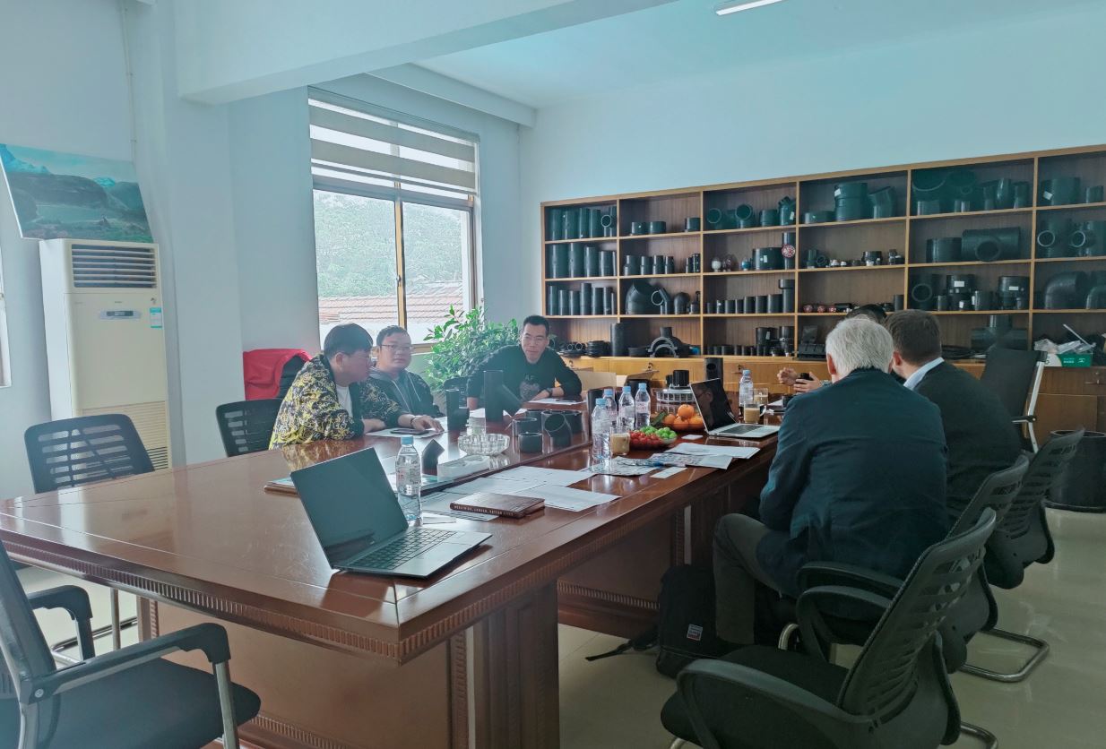 Clienții elvețieni vizitează pentru a discuta despre dezvoltarea viitoare a proiectului fitingurilor pentru sifon